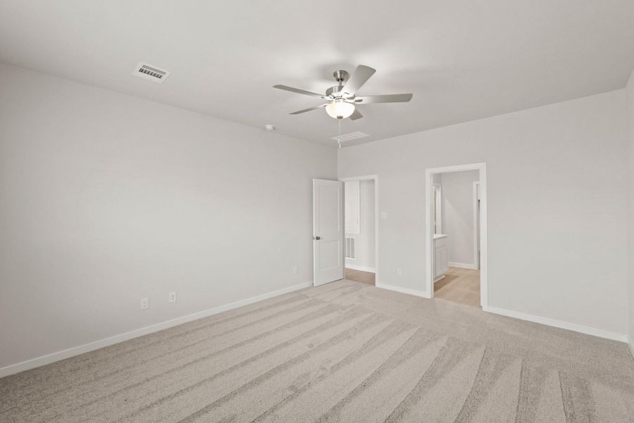 Spacious, unfurnished interior of a new home in Caney Mills, Conroe (Image 27).