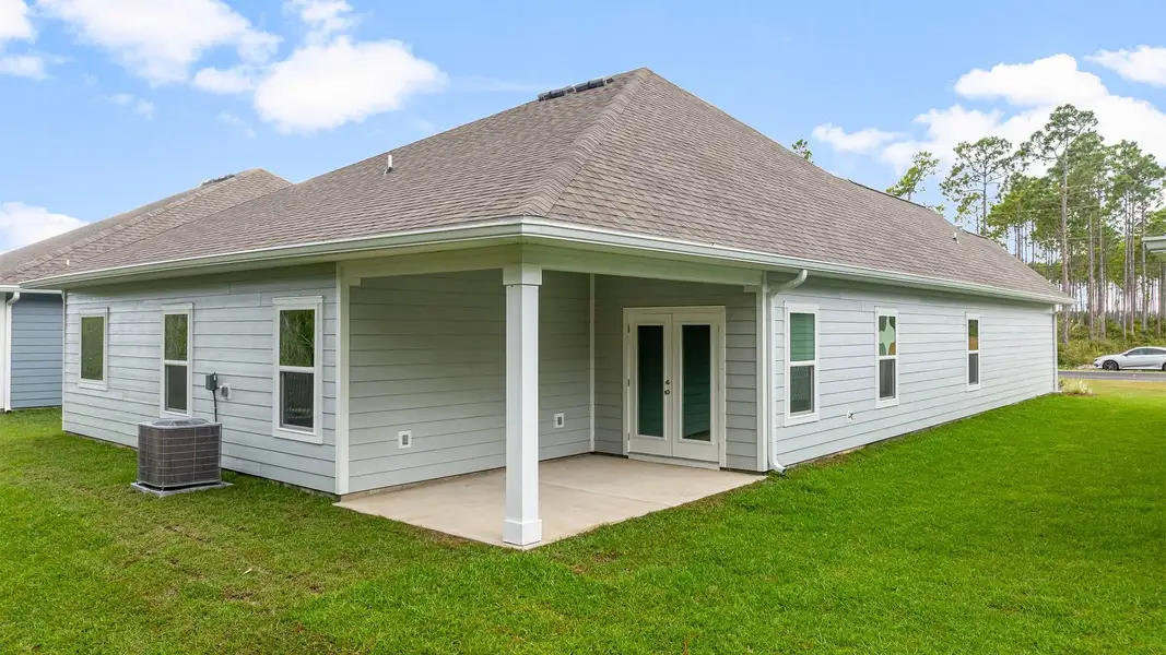 Exterior details and patio area of a home in Titus Park, Panama City (Image 3).
