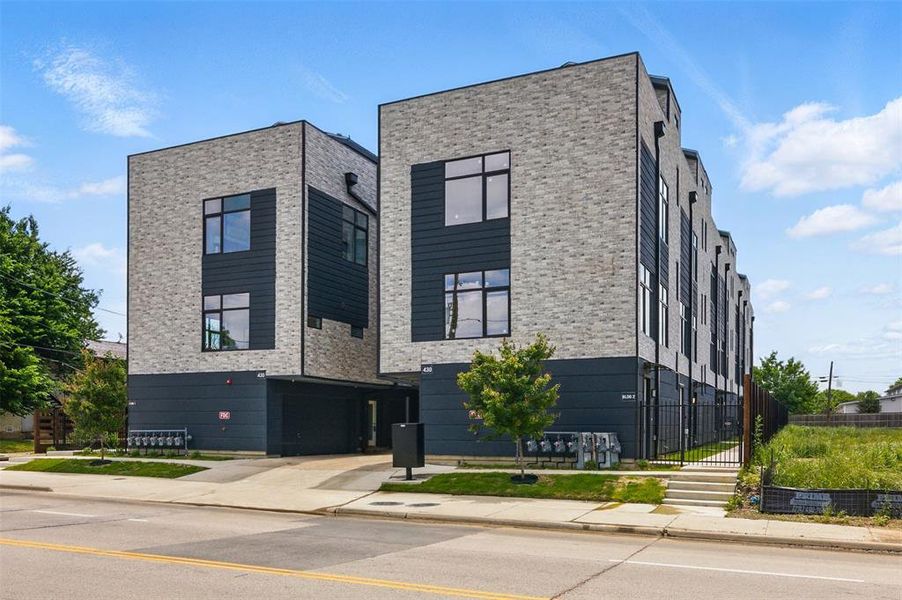 Condo located in Dallas, TX showcasing its design and architecture (Image 5).