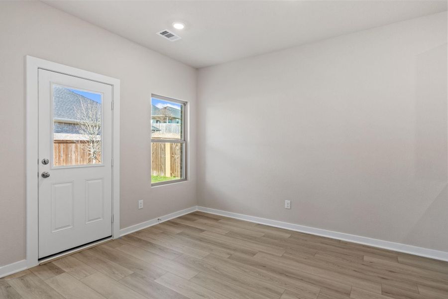 Spacious, unfurnished interior of a new home in Westridge Cove, Conroe (Image 27).