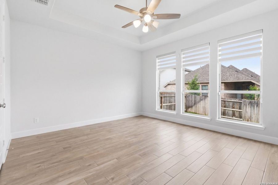 Spacious, unfurnished interior of a new home in Kinder Ranch, San Antonio (Image 14).
