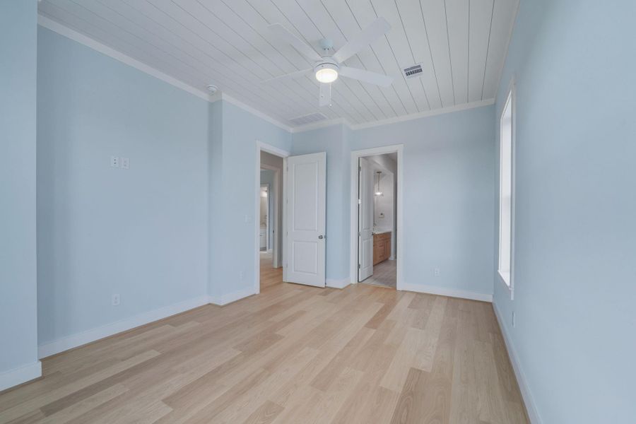 Spacious, unfurnished interior of a new home in , Galveston (Image 22).