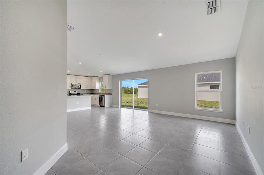 Spacious, unfurnished interior of a new home in , Kissimmee (Image 28).