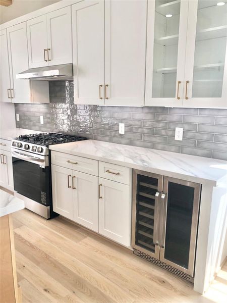 Dual zone wine fridge. Dual for wine temperature and can racks. Wine fridge included and this is an example installed in another unit. 2213 has this same finishout (cabinetry and backsplash).