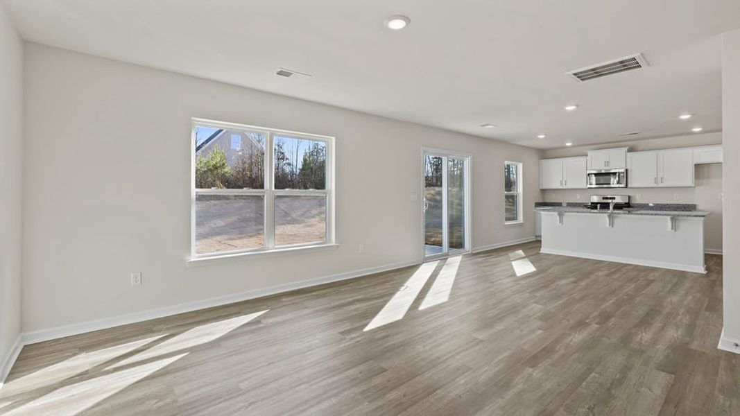 Spacious, unfurnished interior of a new home in Cedar Gap, Fountain Inn (Image 15).