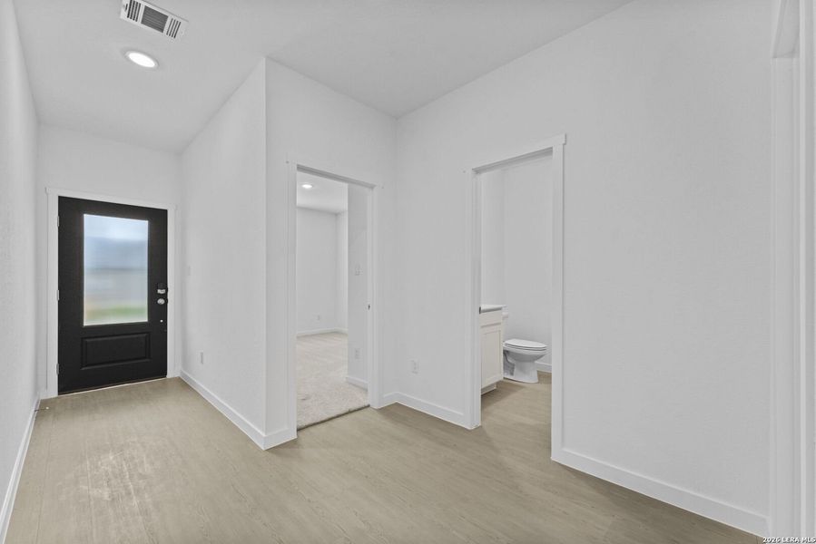 Spacious, unfurnished interior of a new home in Sky Ranch, New Braunfels (Image 22).