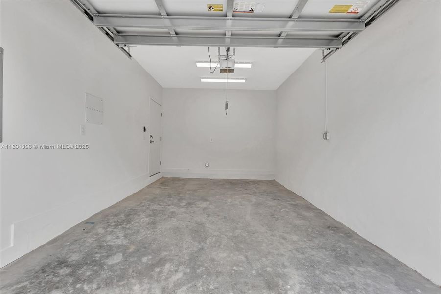 Spacious, unfurnished interior of a new home in , Coral Springs (Image 23).
