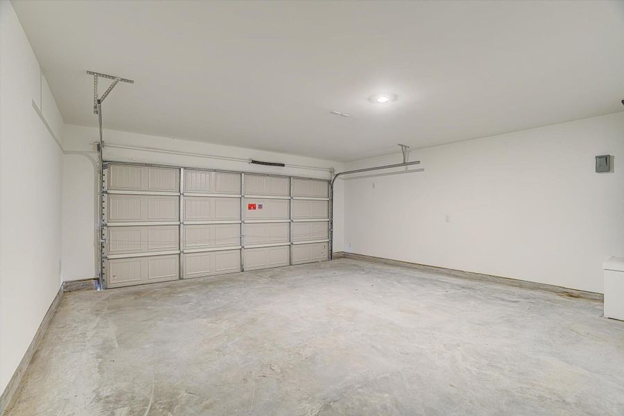 Spacious, unfurnished interior of a new home in Santa Fe Village, Cleveland (Image 31).