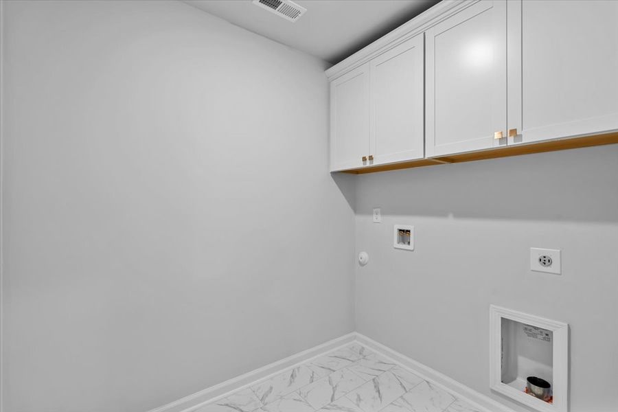 Spacious, unfurnished interior of a new home in Fieldstone, Lexington (Image 36).