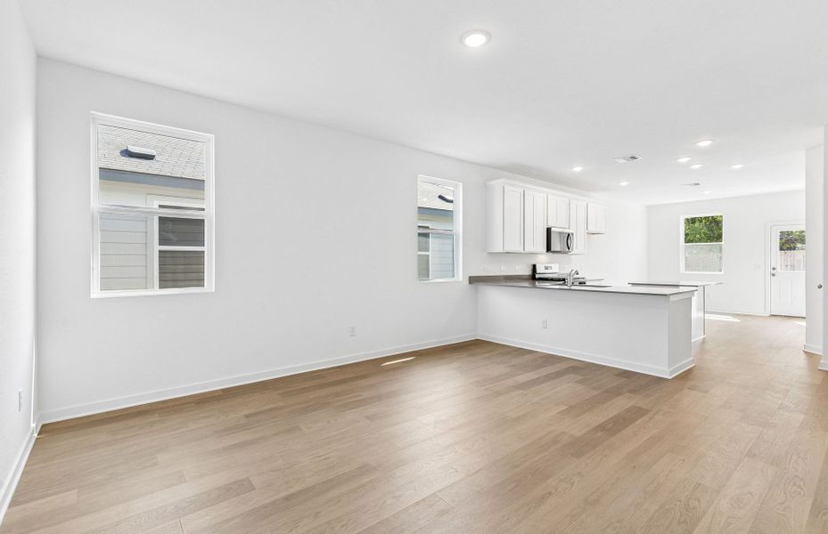 Spacious, unfurnished interior of a new home in Vantage, San Marcos (Image 23).