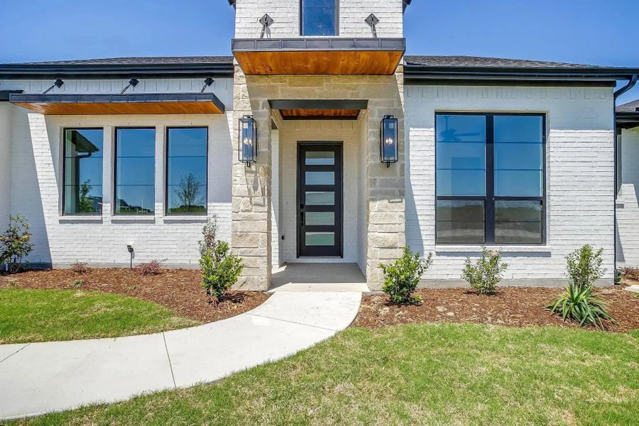 Representative exterior details of a home built from the The Avery by Elmwood Custom Homes in Aledo Heights, Aledo (Image 13).