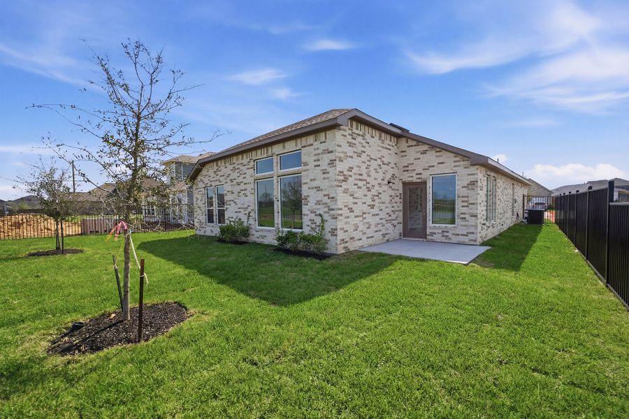 Exterior details and patio area of a home in Canterra Creek, Rosharon (Image 26).
