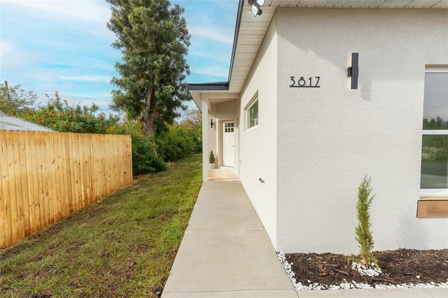 Exterior details and patio area of a home in , Sebring (Image 40).