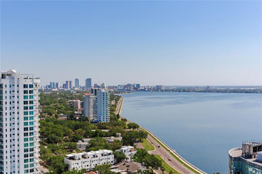 Condo located in Tampa, FL showcasing its design and architecture (Image 3).