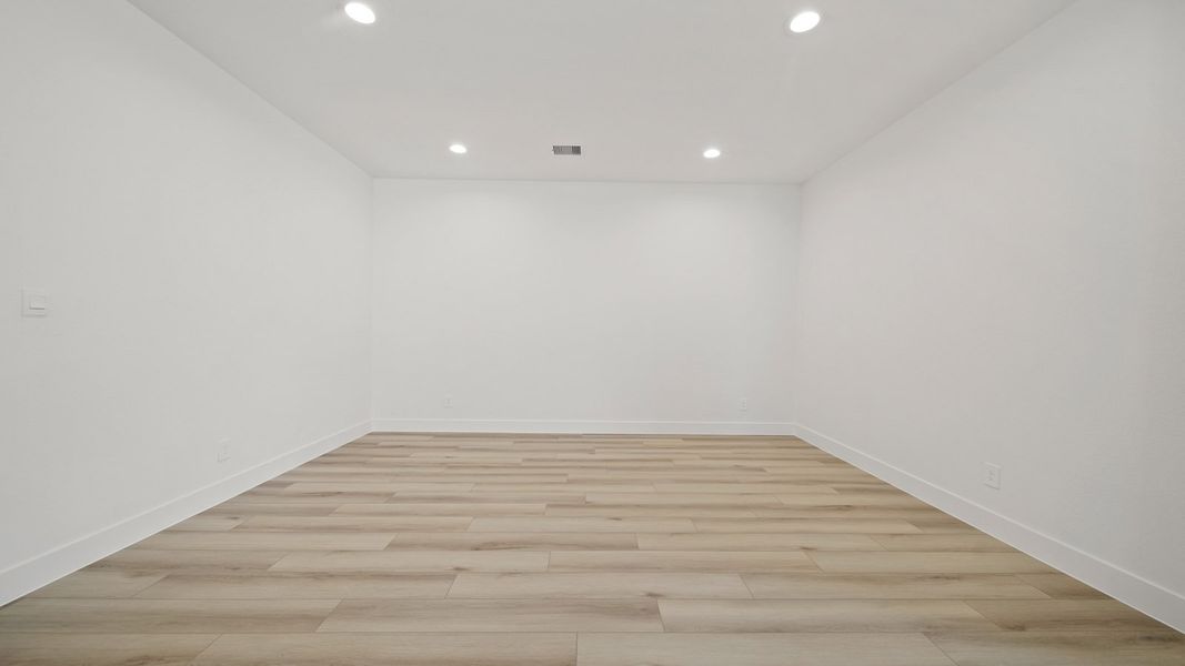 Spacious, unfurnished interior of a new home in Silverthorne, Conroe (Image 15).