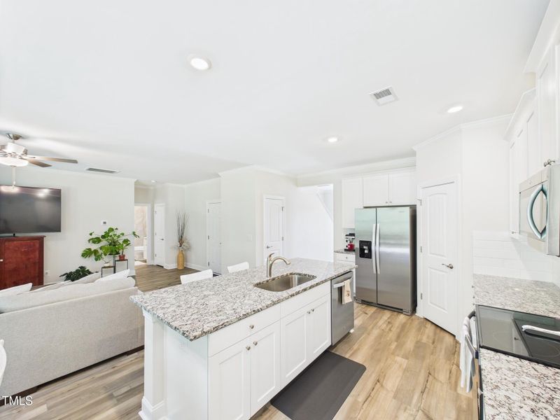 CAM01608G0-PR0104-STILL026