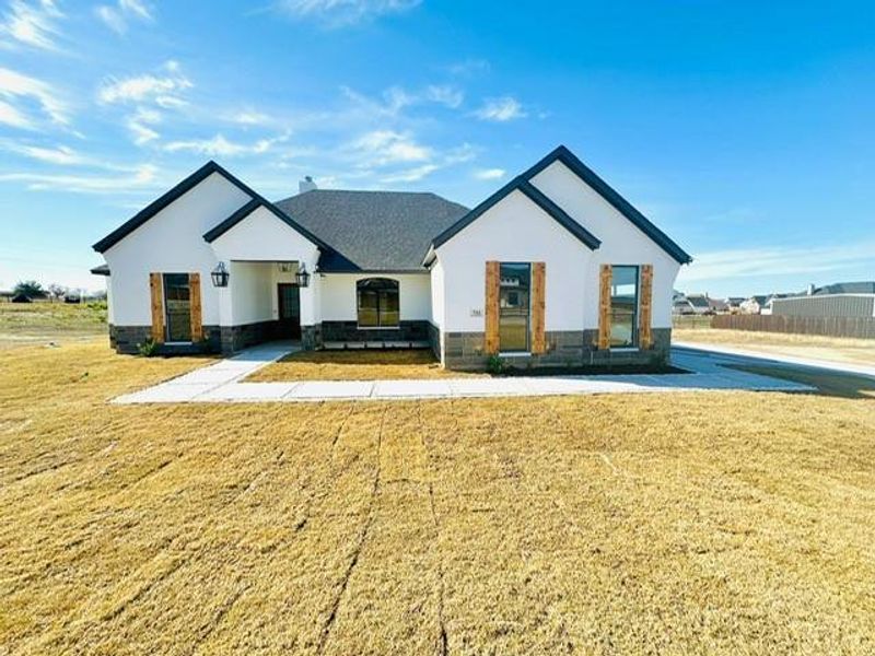 Modern farmhouse featuring a front yard