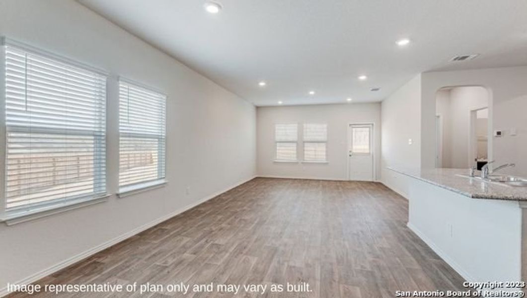 Spacious, unfurnished interior of a new home in Winding Creek, New Braunfels (Image 23).