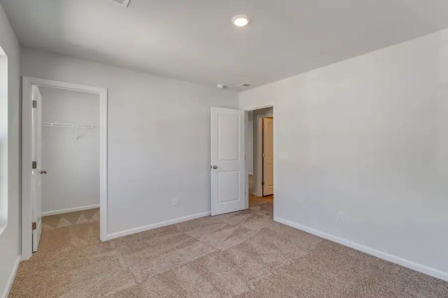 Spacious, unfurnished interior of a new home in Bluefield, Lexington (Image 33).
