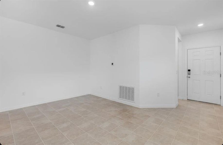 Spacious, unfurnished interior of a new home in Coasterra Community Group Page, Palmetto (Image 9).