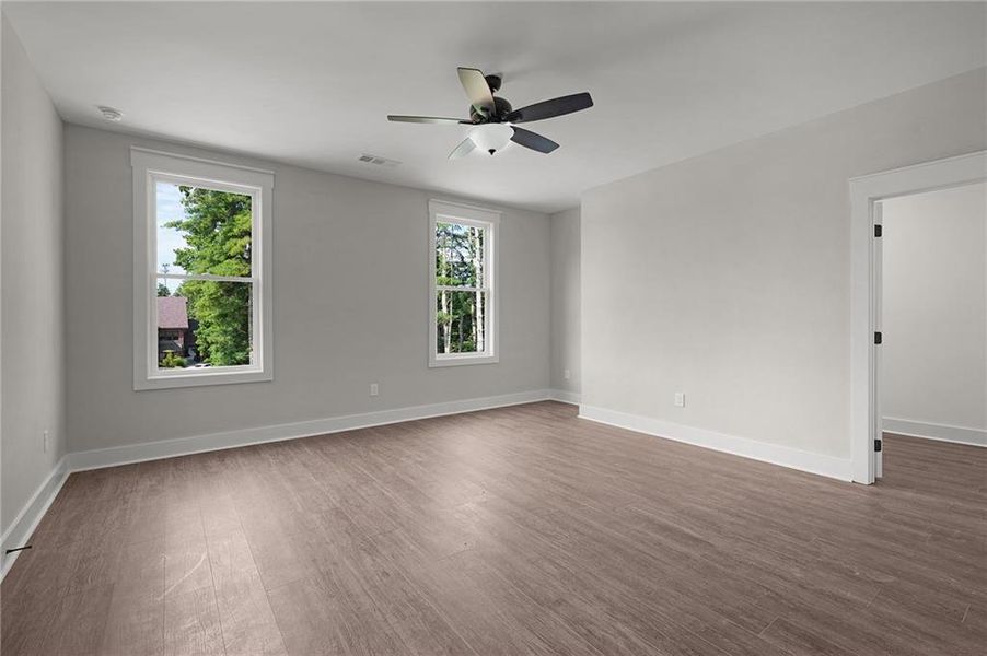 Spacious, unfurnished interior of a new home in , Jasper (Image 26).