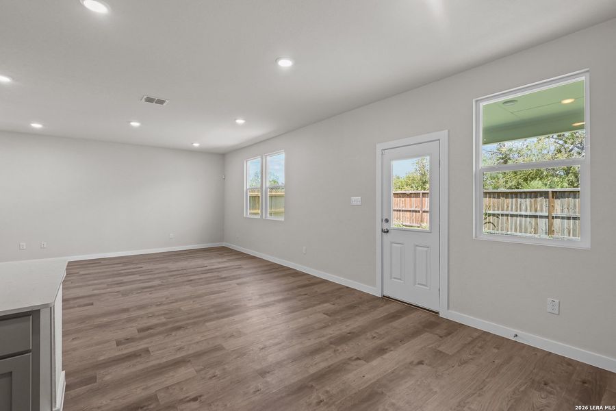 Spacious, unfurnished interior of a new home in Spring Creek, San Antonio (Image 24).