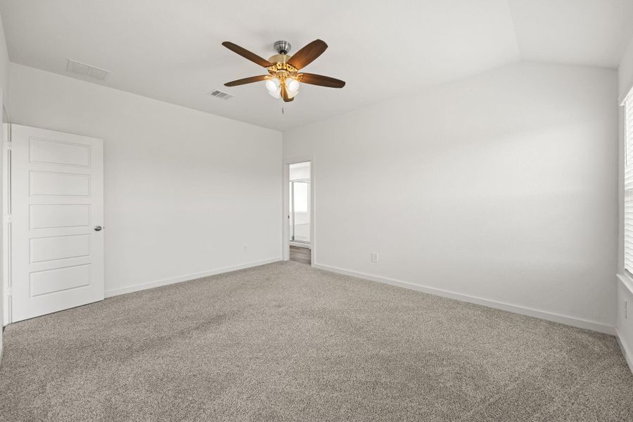Spacious, unfurnished interior of a new home in , Rosharon (Image 39).