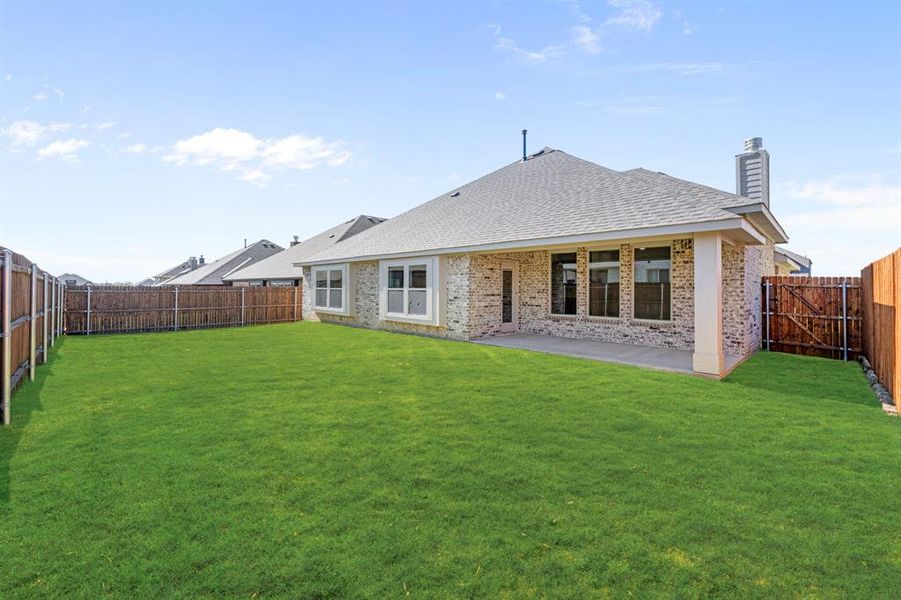 Exterior details and patio area of a home in Sunset Ridge, Alvarado (Image 22).