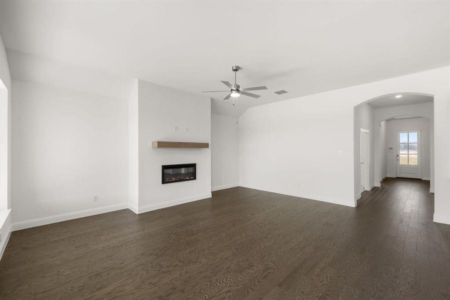 Spacious, unfurnished interior of a new home in Coyote Crossing, Godley (Image 21).