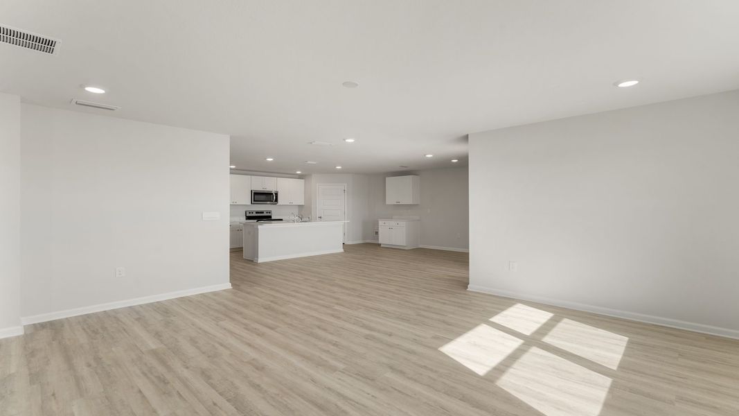 Spacious, unfurnished interior of a new home in Sunny Hills, Chipley (Image 15).