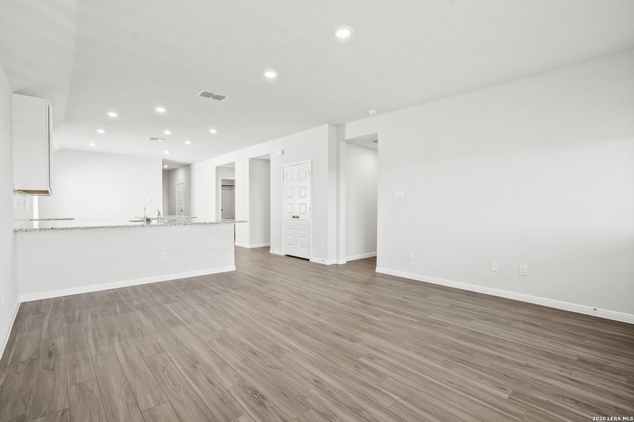 Spacious, unfurnished interior of a new home in Hunters Ranch, San Antonio (Image 22).