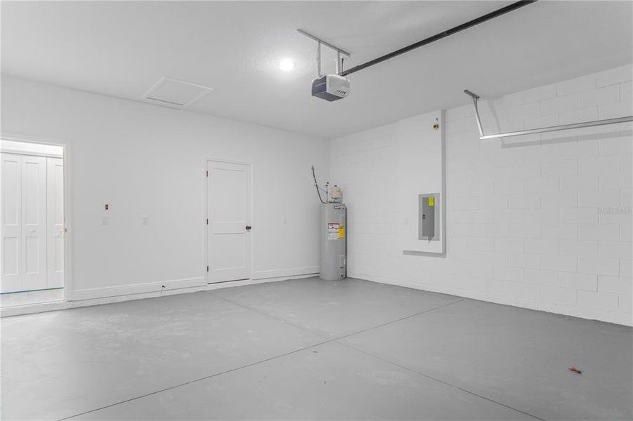 Spacious, unfurnished interior of a new home in , Citrus Springs (Image 39).