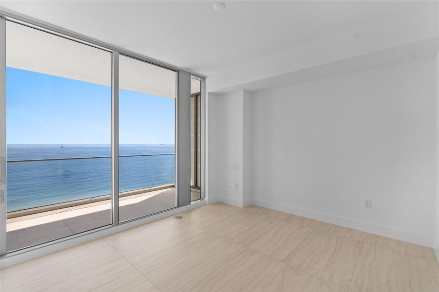 Spacious, unfurnished interior of a new home in , Fort Lauderdale (Image 33).