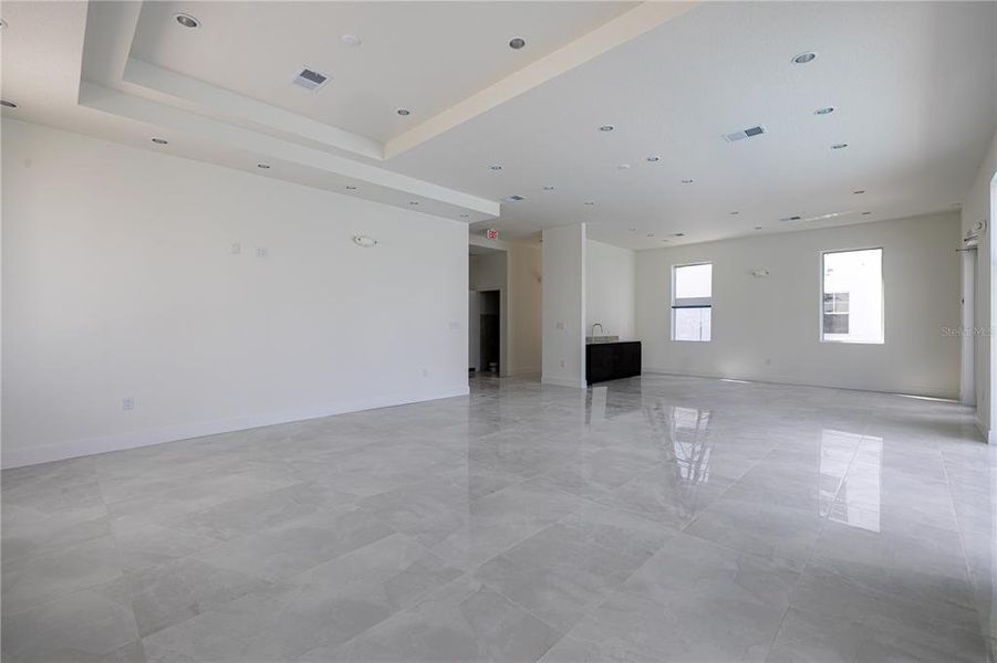 Spacious, unfurnished interior of a new home in , Orlando (Image 25).