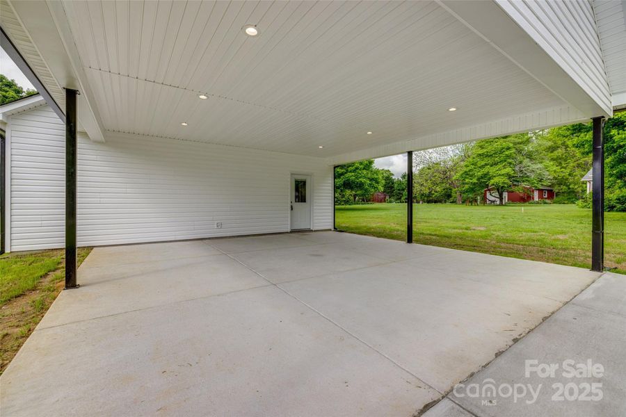 Representative photo of same build; colors and selections may differ. Representative photo of same build; colors and selections may differ.