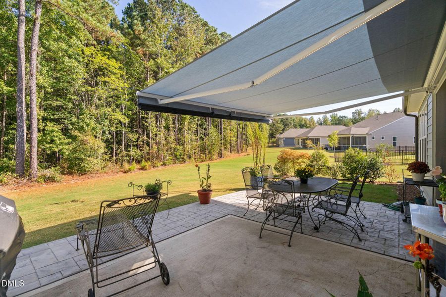 Patio w/Awning Patio w/Awning