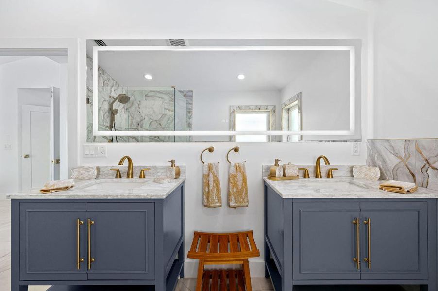 101 Desota St Owners bathroom