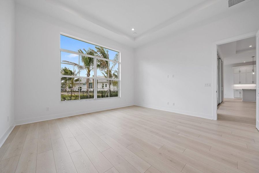 Spacious, unfurnished interior of a new home in L'Ambiance at Avenir, Palm Beach Gardens (Image 19).
