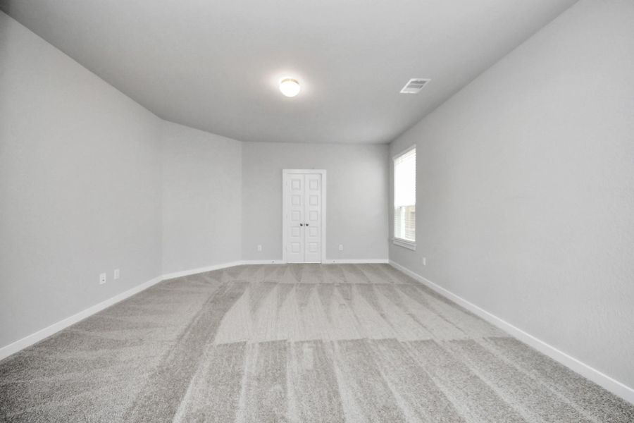 Escape and relax in the exquisite primary suite, a haven to unwind after a long day. Thespacious room, located on first floor, boasts plush carpeting, soothing paint tones, highceilings, and expansive windows adorned with privacy blinds.