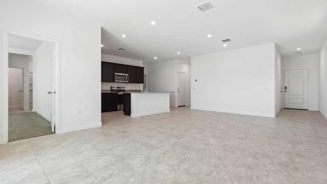 Spacious, unfurnished interior of a new home in Entrada Del Oro, Gold Canyon (Image 12).