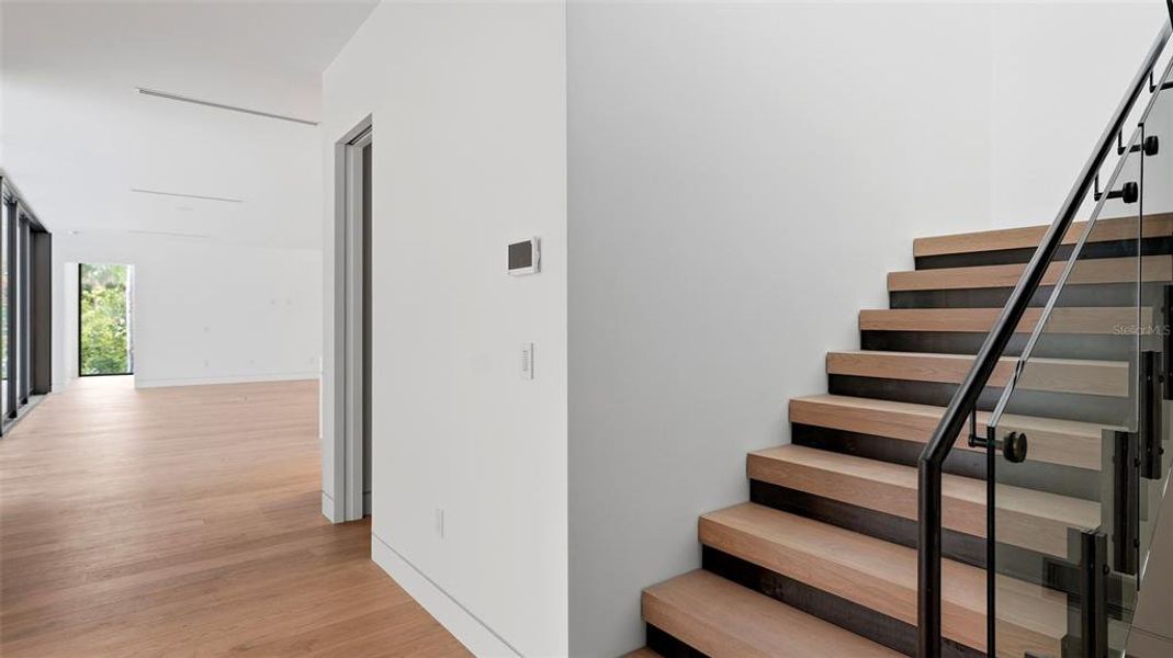 Spacious, unfurnished interior of a new home in , Sarasota (Image 15).