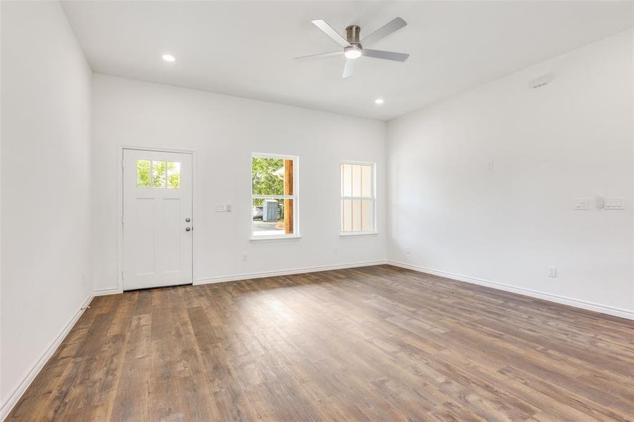 Spacious, unfurnished interior of a new home in , Granbury (Image 14).