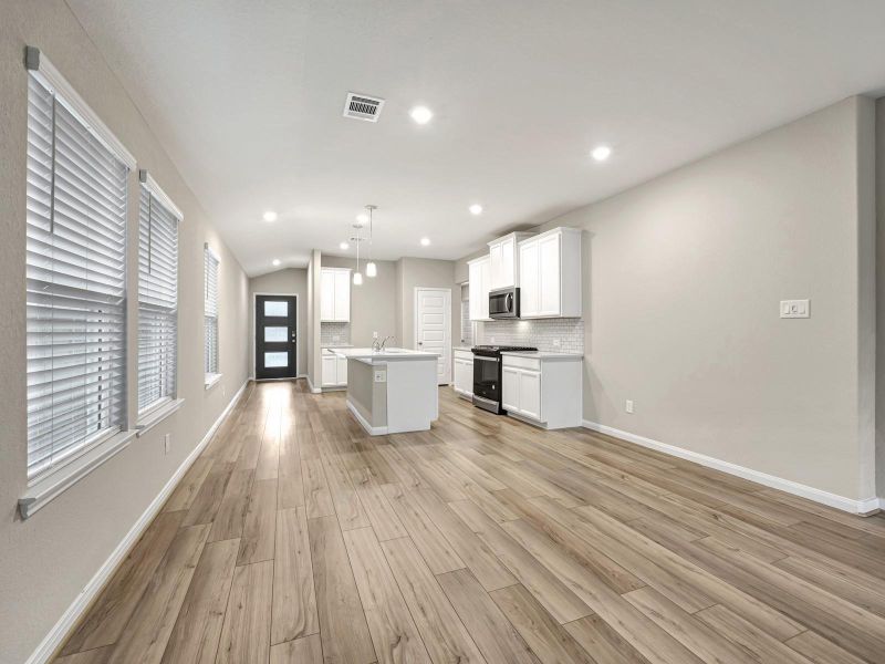 Spacious, unfurnished interior of a new home in , Conroe (Image 16).