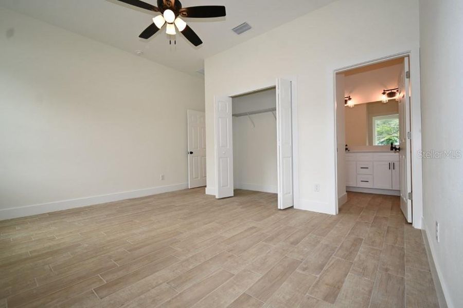 Spacious, unfurnished interior of a new home in , Dade City (Image 14).