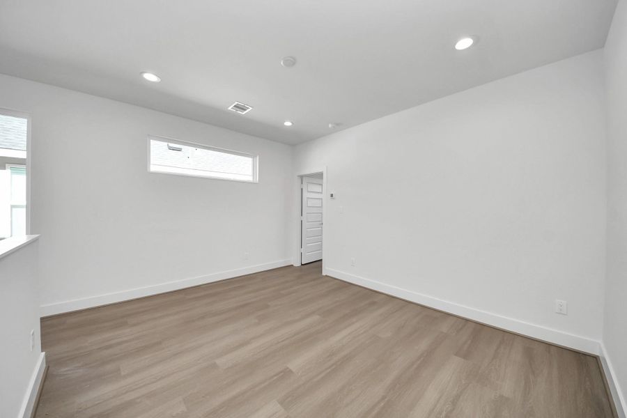 Spacious, unfurnished interior of a new home in , Houston (Image 16).