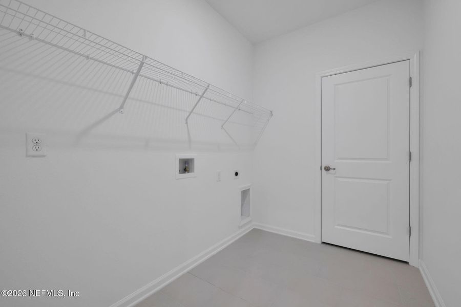 Spacious, unfurnished interior of a new home in Hyland Trail, Middleburg (Image 29).