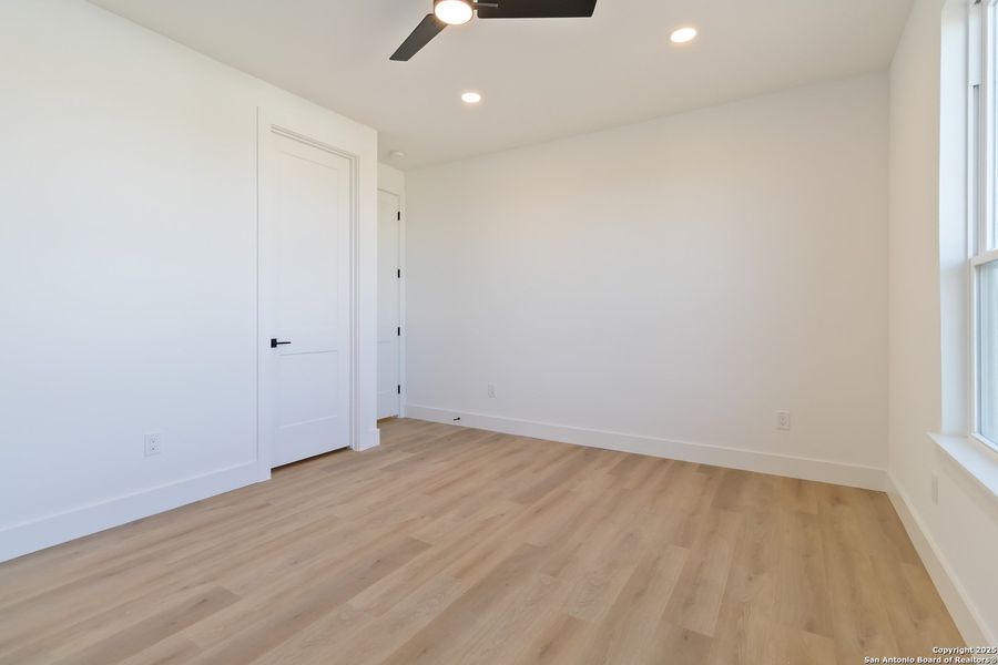 Spacious, unfurnished interior of a new home in , Blanco (Image 21).