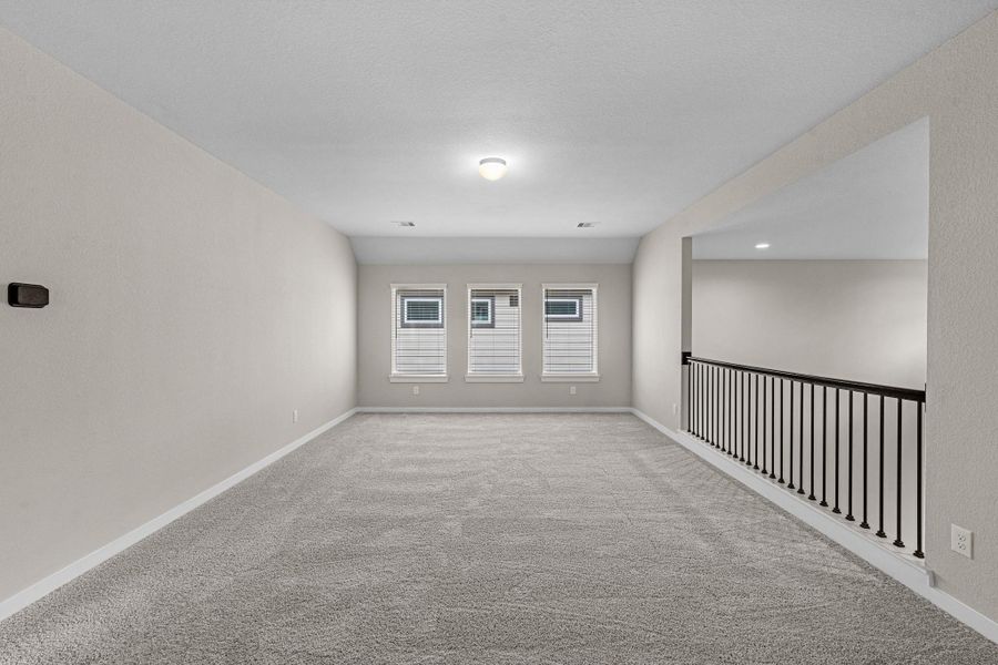 Spacious, unfurnished interior of a new home in Barton Creek Ranch, Conroe (Image 24).