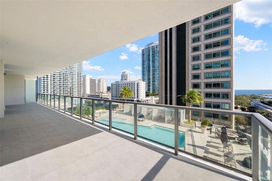 Condo located in St. Petersburg, FL showcasing its design and architecture (Image 22).