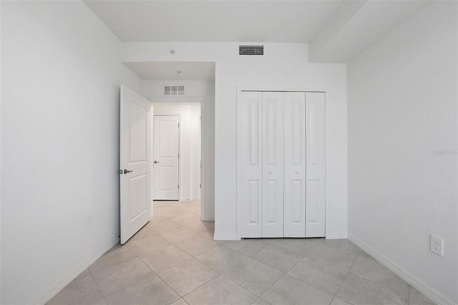 Spacious, unfurnished interior of a new home in Calusa Country Club, Lakewood Ranch (Image 10).